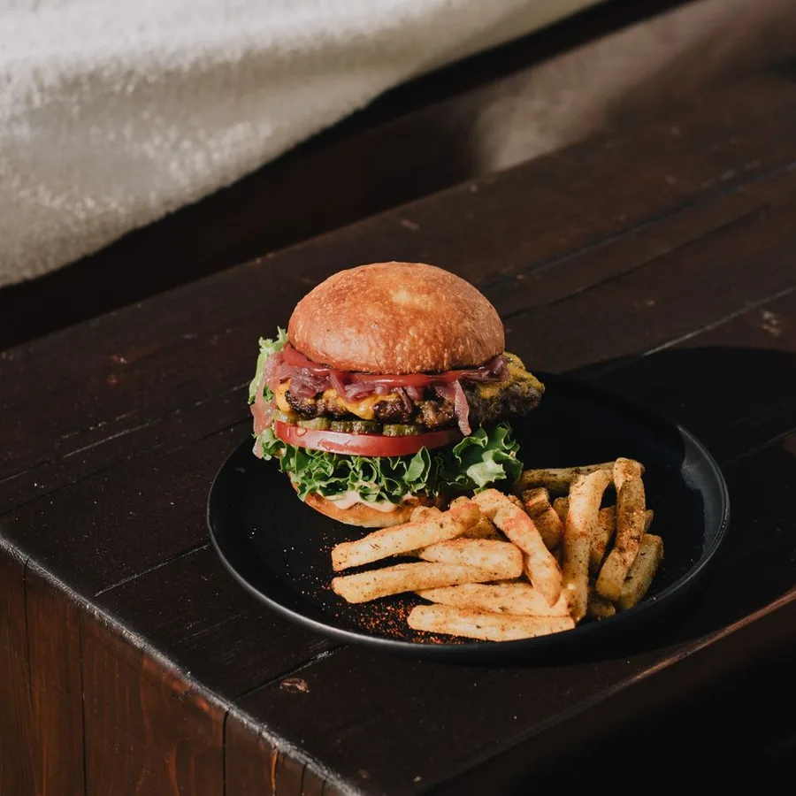 Burger Adeti cu cartofi prăjiți